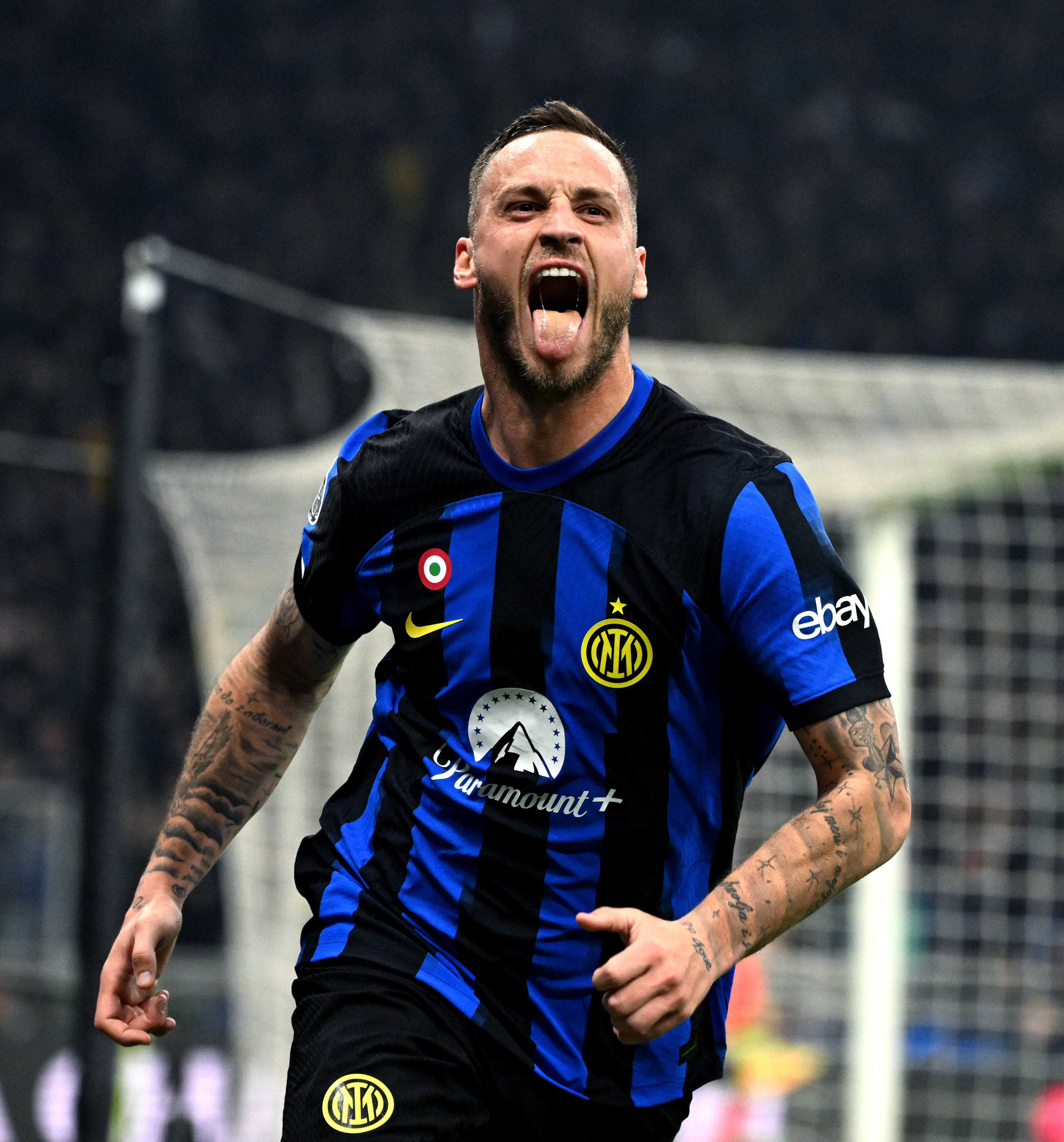 尼克斯击败雄鹿成功晋级，近7场两队对决尼克斯6胜1负（尼克斯力克雄鹿挺进下一轮，最近7次交锋6胜1负）