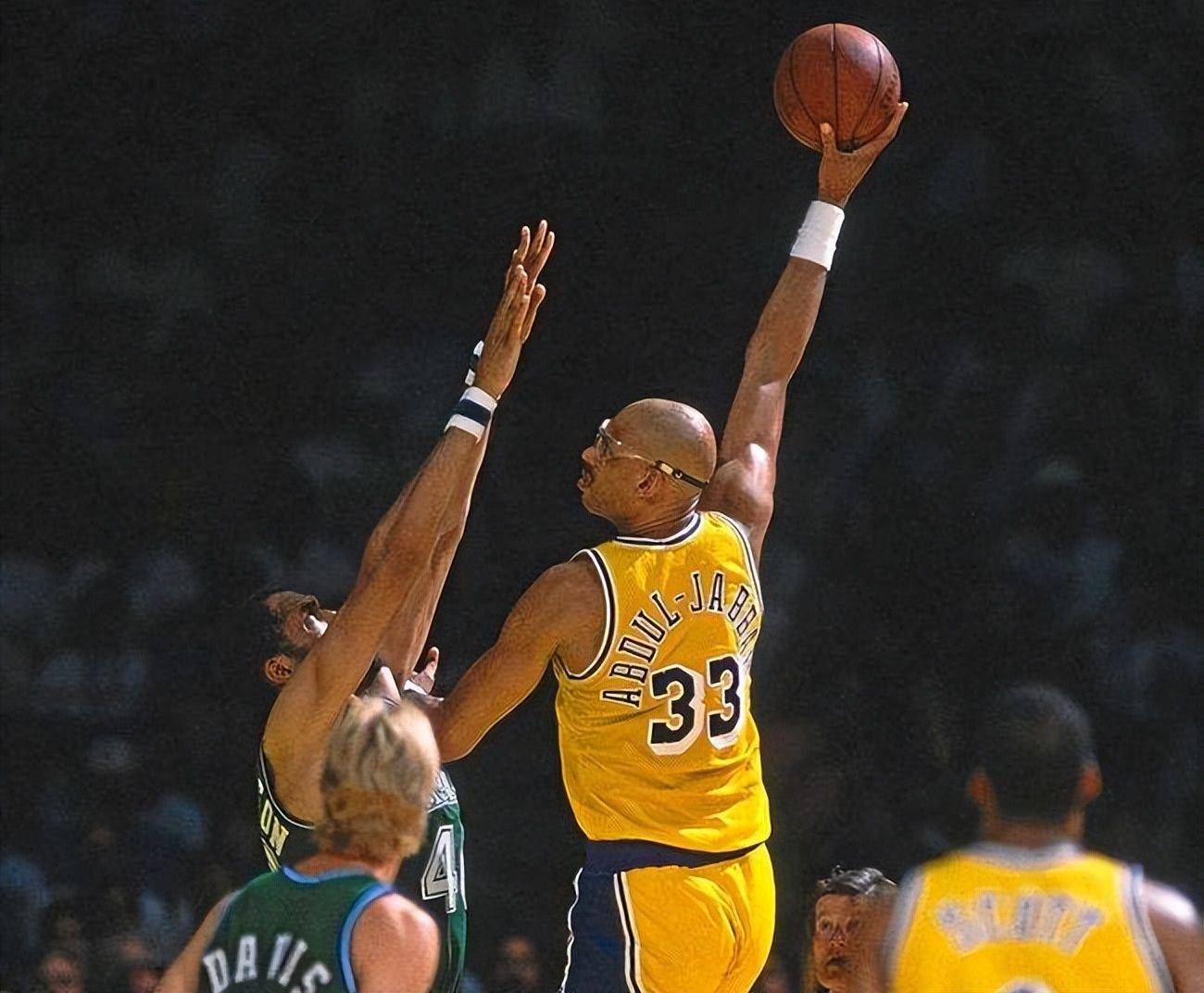 德转列欧洲俱乐部球衣胸前广告年赞助费TOP10：曼城8000万第1（德转公布欧洲俱乐部球衣胸前赞助年费前十：曼城8000万领跑）