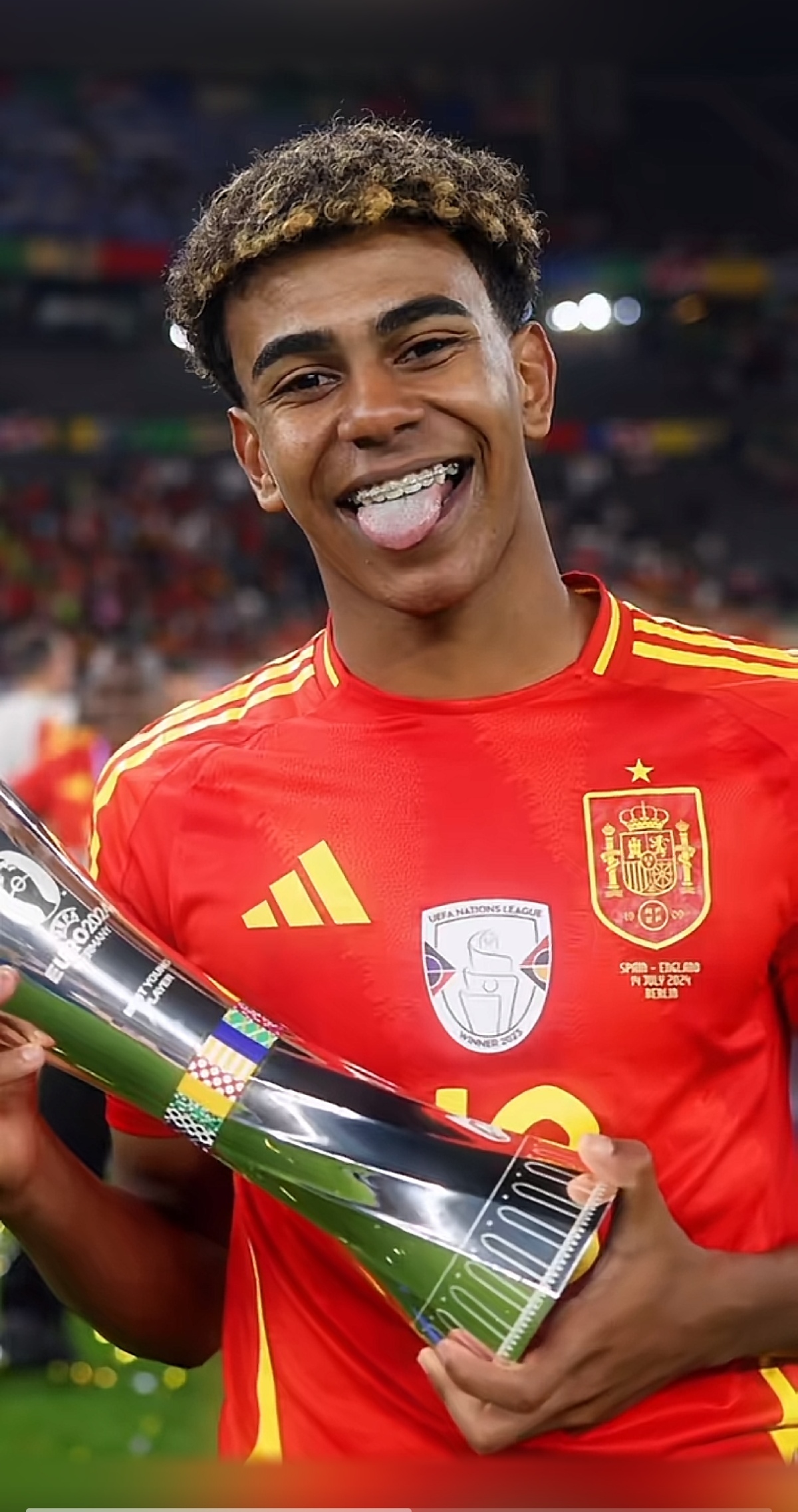 萨拉赫公开炮轰利物浦：若离队沙特高薪与欧洲降薪二选一（萨拉赫怒斥利物浦：若离队，只能在沙特高薪与欧洲降薪间抉择）