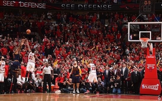 杰克逊轰24分，灰熊全队7人上双逆转取胜（杰克逊24分领衔，灰熊七人上双翻盘告捷）