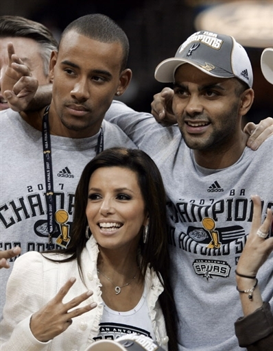 62场，埃梅里成为维拉队史带队英超胜场数第一的主帅（62胜在手，埃梅里加冕维拉英超胜场最多主帅）