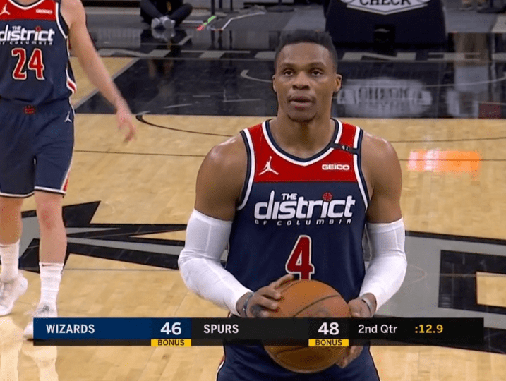 历史重演！詹姆斯生涯第二次助攻队友绝杀猛龙（詹姆斯再现经典，生涯第二次助攻队友绝杀猛龙）