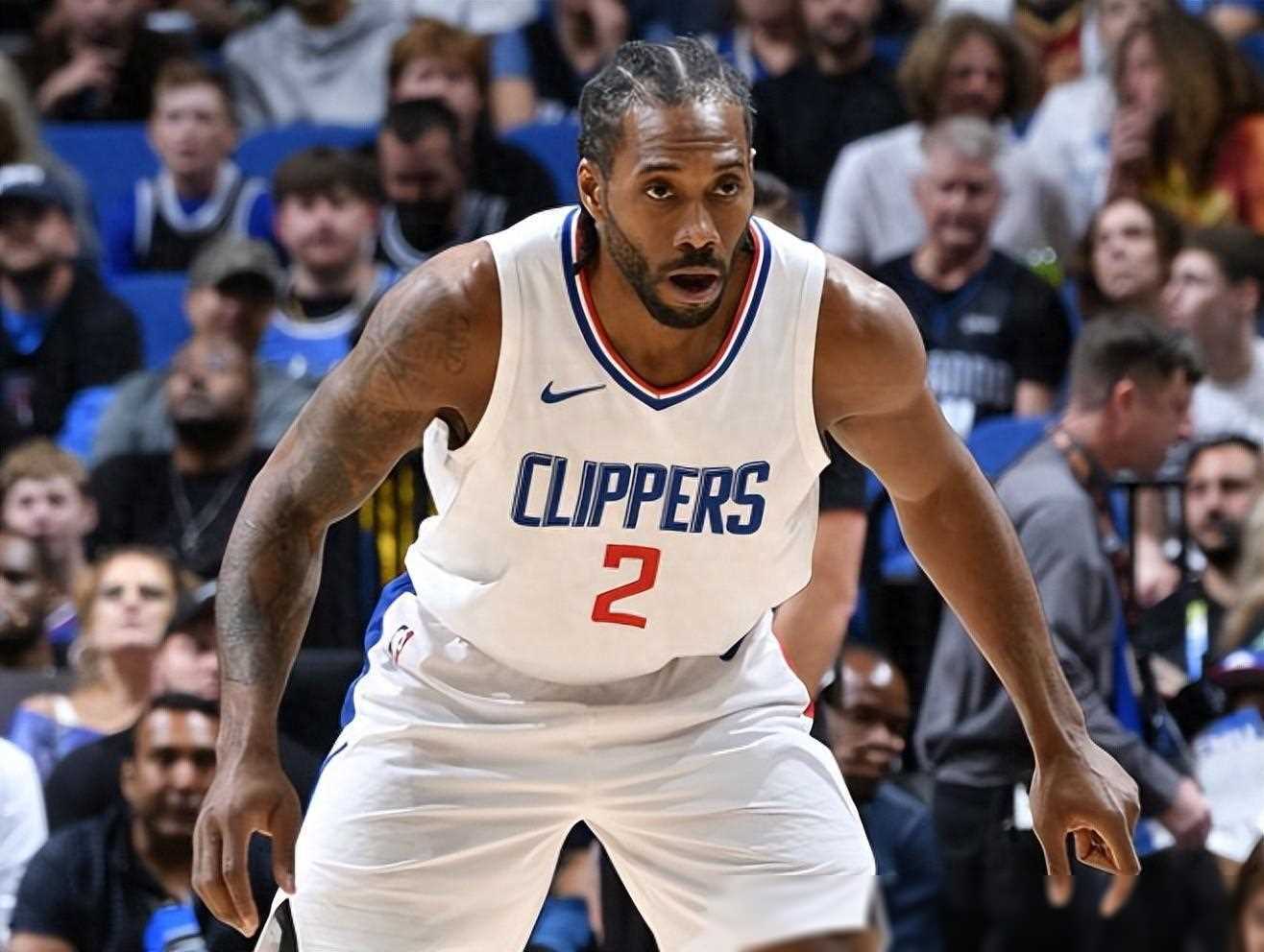 融于池畔，简于形制；瑞典高尔夫球场度假木屋设计（依水相融，形制极简：瑞典高尔夫球场度假木屋设计）