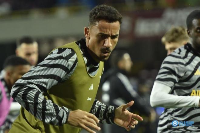 破防了！张本智和比手势，现场球迷给港队加油，日本队压力大（张本智和做手势引爆全场，球迷齐为港队助威，日本队压力陡增）